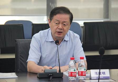 说明: F:\【资料与办公】\办公区\2.网站新闻\2019年\9月\2019.09.07 3044永利举办“高级管理人员研修班”培训\熊总（文中.jpg