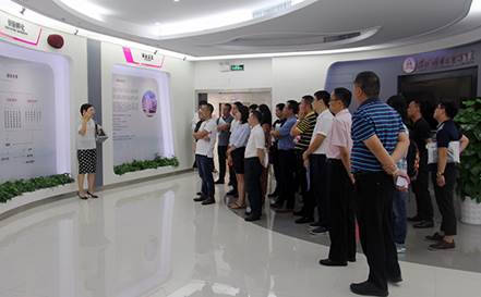 说明: F:\【资料与办公】\办公区\2.网站新闻\2019年\9月\2019.09.07 3044永利举办“高级管理人员研修班”培训\参观展厅（文中.jpg