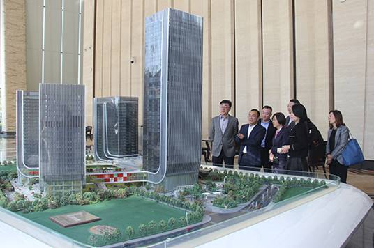 说明: F:\【资料与办公】\办公区\2.网站新闻\2019年\12月\2019.12.10 上海市松江区经济科技开发区党工委书记袁球坤一行莅临3044永利考察\参观（文中.jpg